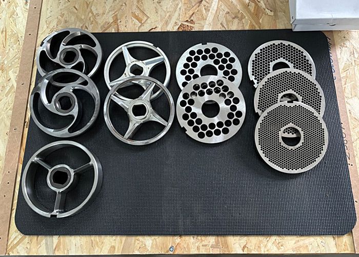 LASKA WWB 200 Frozen Block Grinder with Tote Bin Lifter