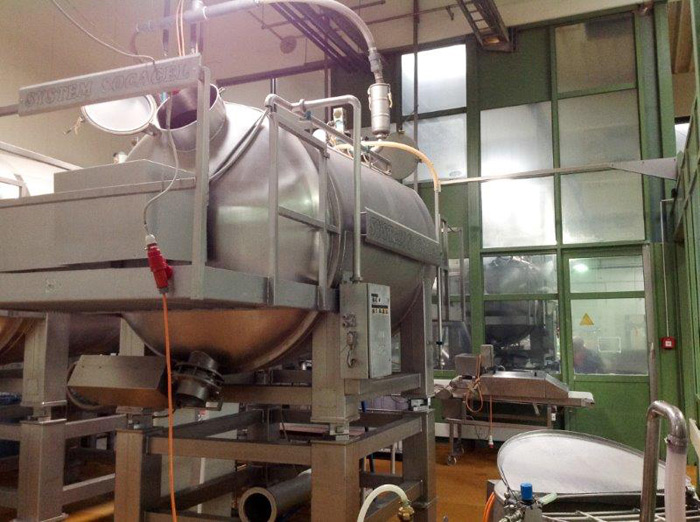 Industrial mixing or massage plant with silo